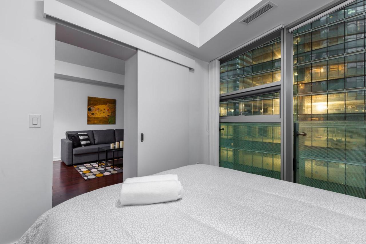 The York Boutique Suites Toronto Bagian luar foto