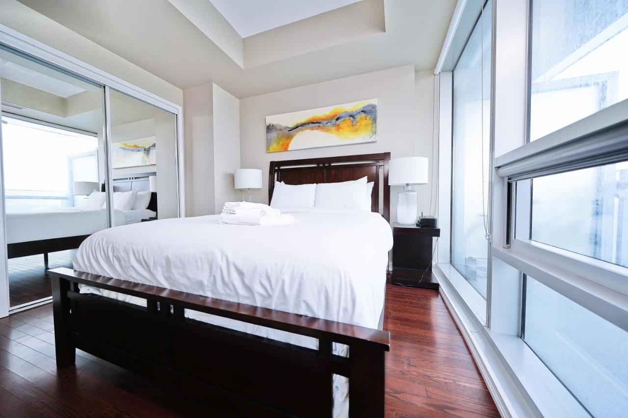 The York Boutique Suites Toronto Bagian luar foto