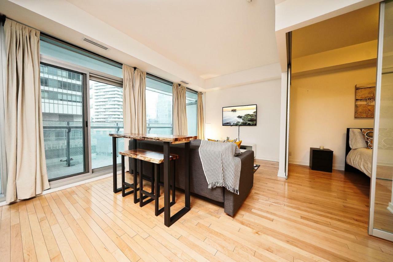 The York Boutique Suites Toronto Bagian luar foto
